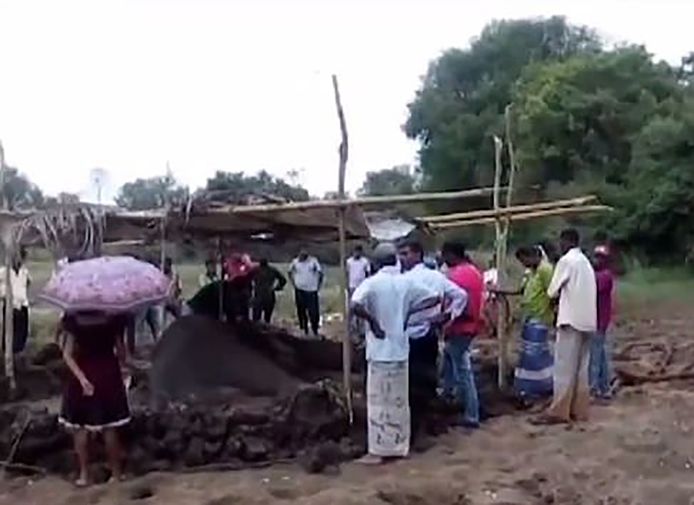 De gewonde olifant wordt verzorgd door dorpelingen in Sri Lanka.