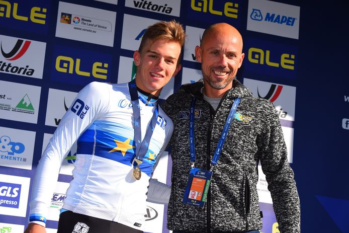 Sven Nys flankeert zoon Thibau op het podium na diens Europese titel bij de junioren.