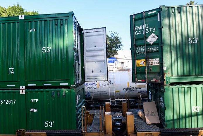 Opengebroken containers op de stilstaande trein op het spoor in downtown Los Angeles.