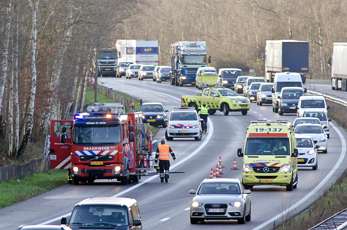 Voertuig In Brand Op A4 Randweg Oost In Bergen Op Zoom Foto Bndestem Nl