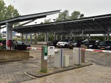 Zonnedaken boven parkeerterreinen? Hier gebeurt het al: ‘Energierekening blijft op nul’