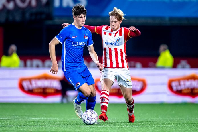 Wouter Goes (l) namens Jong AZ in actie tegen TOP Oss.