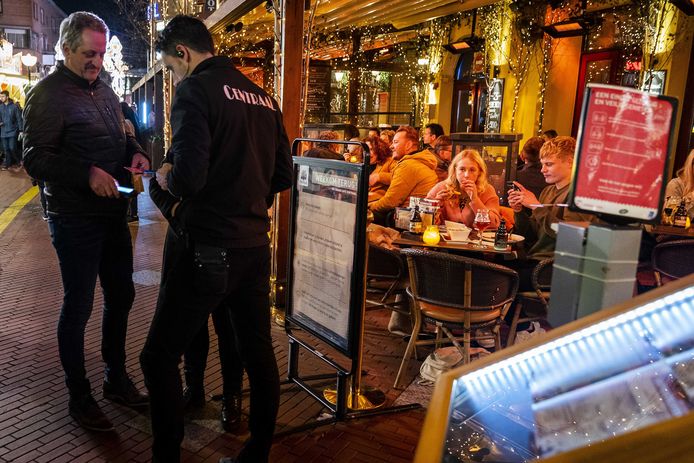 De horeca is ontstemd over de nieuwe coronamaatregelen: cafés en restaurants moeten de deuren vanaf morgen om 20.00 uur sluiten.
