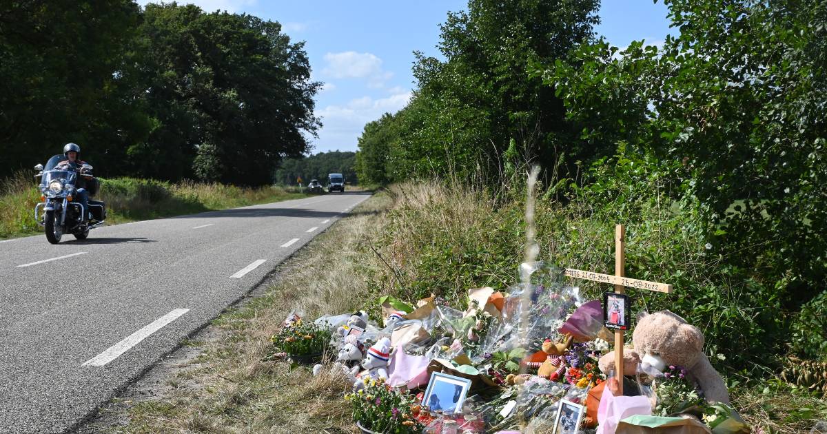 Knuffels, bloemen en kaarsjes voor Mees en Jurre na tragisch ongeval: ‘Niet te bevatten’