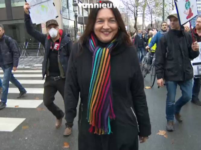 Boegeroep op klimaatmars voor Milieuminister Marghem, die met vinger naar Vlaanderen wijst. Tommelein reageert bits: “Besturen, niet betogen”