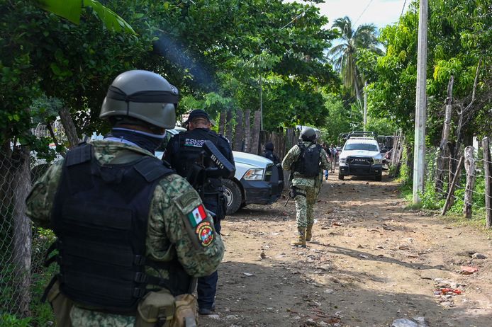 Politie- en legereenheden op de plek waar elf politieagenten om het leven zijn gekomen in Coyuca de Benitez.