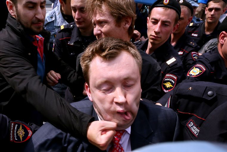 Een onbekende anti-homodemonstrant slaat LGBT-activist Nikolai Aleksejev tijdens een homorechtendemonstratie in mei 2013 in Moskou, die door de autoriteiten verboden was. Beeld AFP