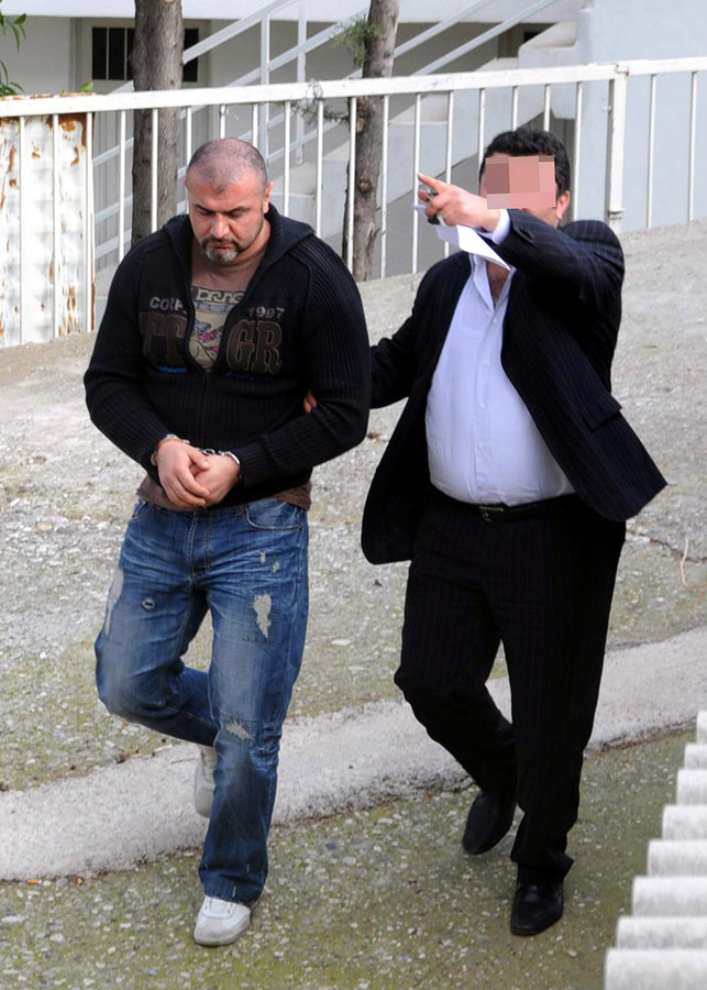 Saban B. (links) wordt in 2010 door de Turkse politie opgepakt.