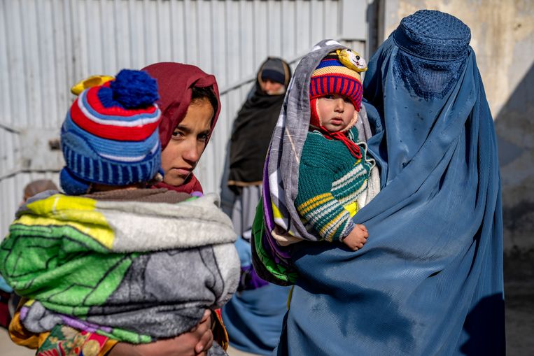 Vrouwen met kinderen  in de Afghaanse hoofdstad Kaboel.  Beeld AP