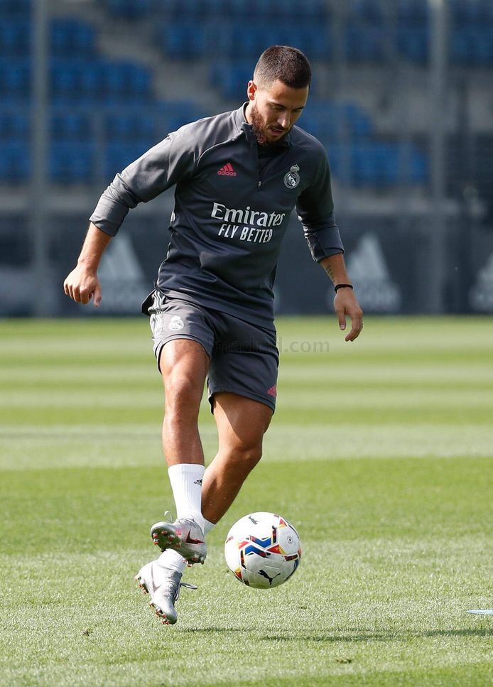 Eden Hazard traint met de bal bij Real Madrid.