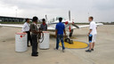 Matt Guthmiller tijdens een tankstop, gisteren, op het vliegveld van Nagpur in India.