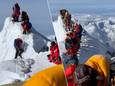 Twee doden nadat stuk van Mount Everest vlak onder top afbreekt door gewicht van klimmers 