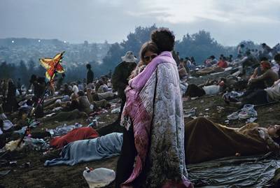 De iconische foto van Bobbi en Nick. ,,Te midden van die chaos staan wij vredig en liefdevol samen. We vertolken het gevoel van Woodstock.''