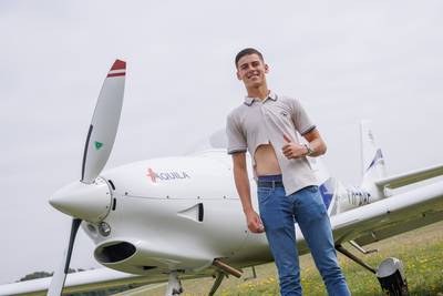 Senna ‘Maverick’ maakt op zijn 16de verjaardag zijn eerste solovlucht: ‘En vanmiddag mijn bromfietse