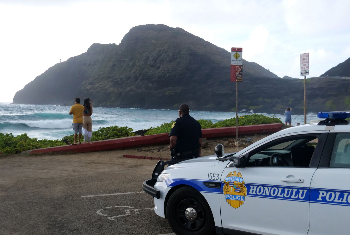 De politie in Honolulu sluit de parkeerplaats uit voorzorg voor de naderende orkaan.