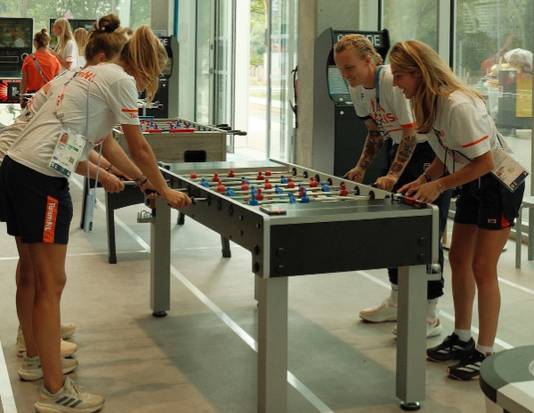 Nederlandse hockeysters spelen een potje tafelvoetbal.