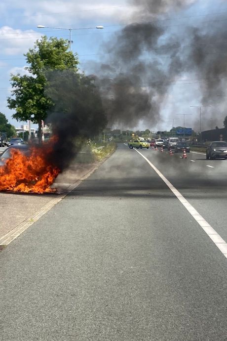 Auto in brand op A2 ter hoogte van Empel, rechterrijstrook richting Utrecht weer open