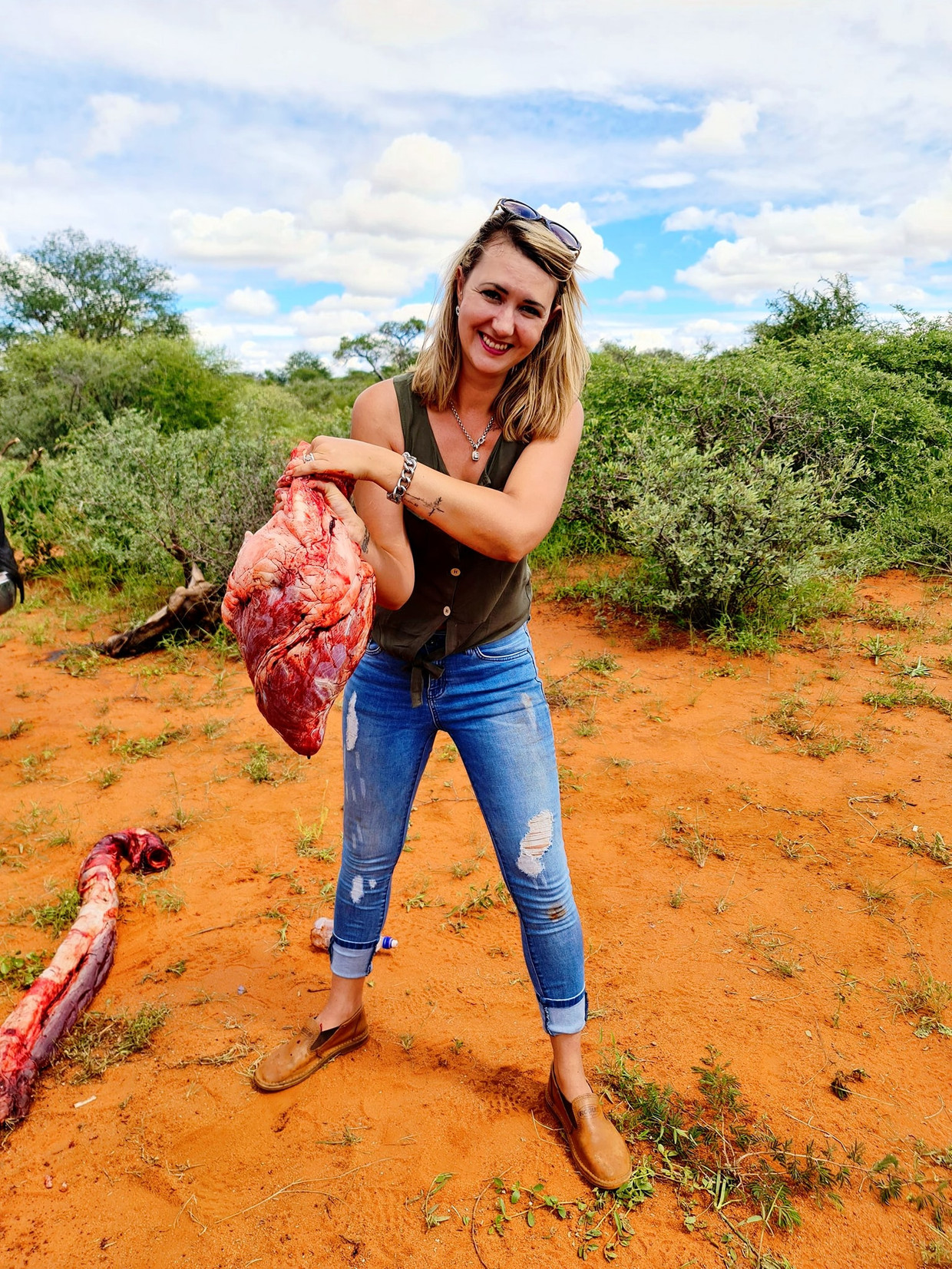 Merelize van der Merwe met het hart van de giraffe die ze doodschoot voor Valentijnsdag. Het hart symboliseert de liefde tussen haar en haar man, die de jachtvergunning cadeau gaf. Beeld Merelize van der Merwe