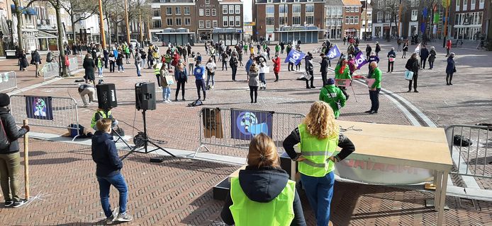 Deelnemers aan de klimaatalarm-demonstratie in Middelburg staan in cirkels om coronabesmettingen te voorkomen.