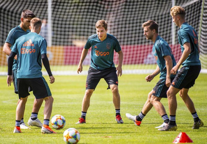 Joël Veltman (2de rechts) in een rondo met onder anderen Carel Eiting (m).