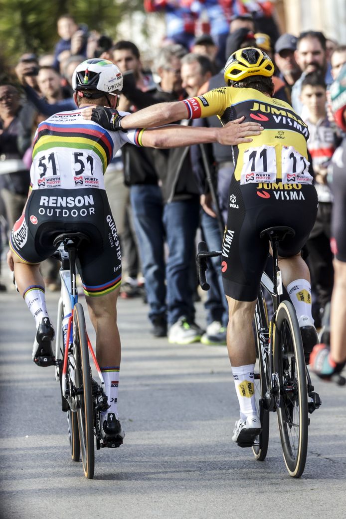 Evenepoel en Roglic na de finish.