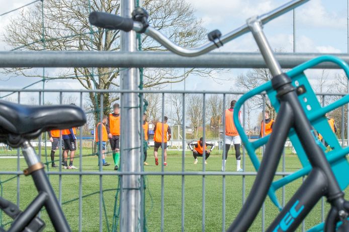 Een groep Zeeuwse voetballers is klaar voor een wedstrijd 11 tegen 11.