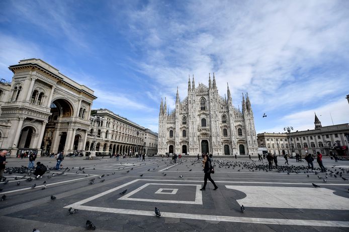 De Piazzo del Duomo in Milaan telt opvallend minder toeristen.