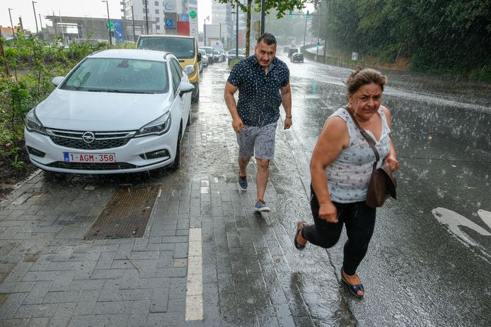 Ook in Brussel verraste de regen veel mensen. Met deze opfriscursus kom je niet meer voor verrassingen te staan.