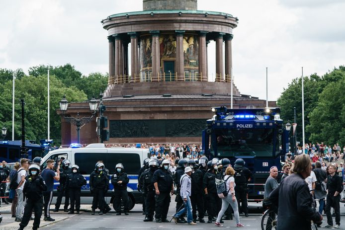 La police sécurise le périmètre lors d'une manifestation non autorisée à côté du Victory Coloumn à Berlin, Allemagne, 01 août 2021.
