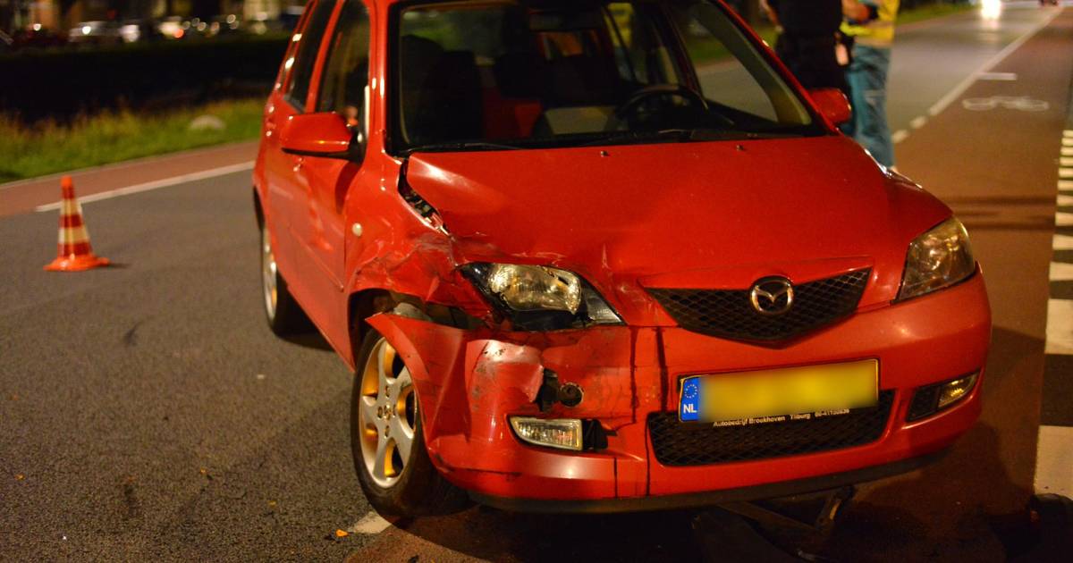 Bestelbus en auto botsen in Breda, beide bestuurders naar ziekenhuis.