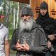 Deze ultra-orthodoxe priester bezet met gewapende kozakken een Russisch vrouwenklooster