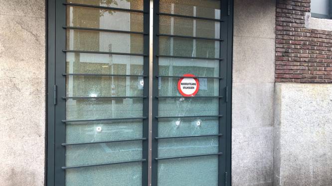 Café in hotel W per direct gesloten wegens beschieting