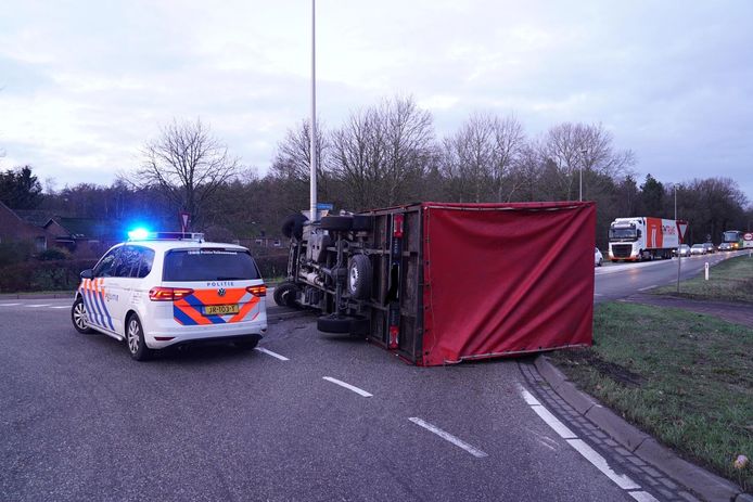 in de gemeente Valkenswaard blokkeert een gekantelde vrachtwagen de Luikerweg.