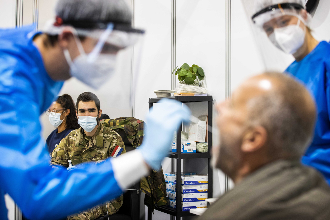 Medewerkers van Defensie worden bij een GGD-testlocatie ingezet om te helpen bij het uitvoeren van tests op het coronavirus.