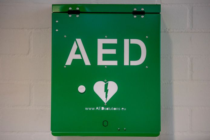 Een automatische externe defibrillator (AED) is een draagbaar toestel dat wordt gebruikt bij de reanimatie van een persoon met een hartstilstand.