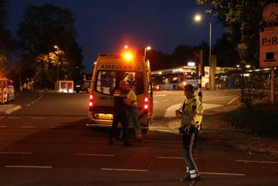 Dronken man valt in De Klomp voor auto van fiets