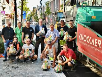Handelaars bedanken wegenwerkers voor vernieuwing Ooststraat in recordtempo