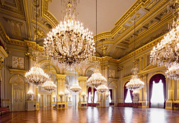La Salle du Trône, d’une superficie de quelque  1.100 mètres carrés, émerveille les visiteurs avec son parquet en en chêne massif reflétant la lumière des onze gigantesques lustres.