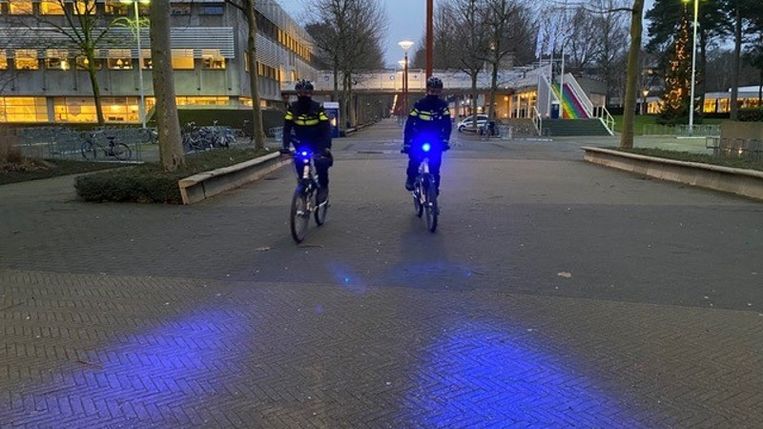 Politie test blauwe zwaailichten voor agenten te fiets