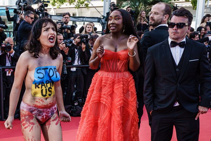 Een halfnaakte vrouw dook op op de rode loper in Cannes, tot verwarring van sommige gasten.