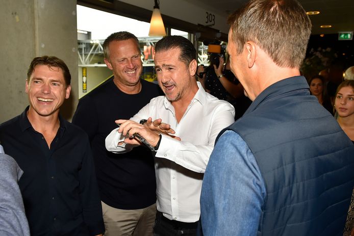 Nikos Machlas (wit shirt) haalt herinneringen op in Nederland. Met Louis Laros (links), John van den Brom en Michel Kreek (op de rug). Ze ontmoeten elkaar bij het eerbetoon van Vitesse na het overlijden van Dejan Curovic.