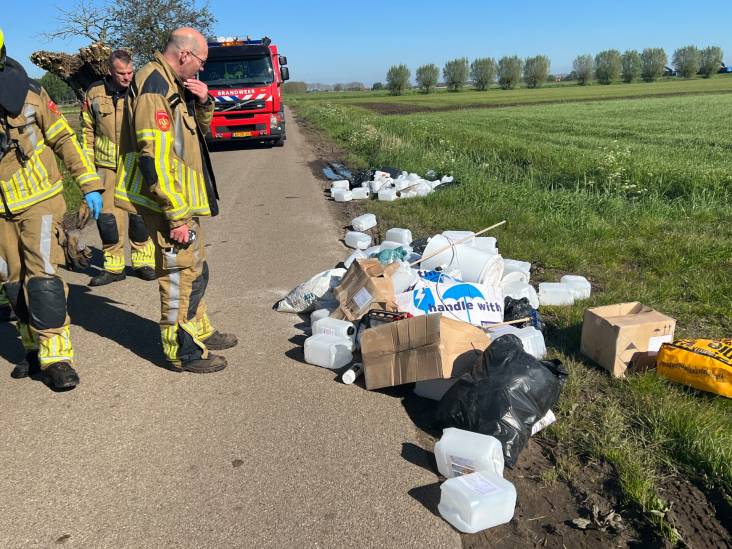 Jerrycans en vaten met vermoedelijk drugsafval gedumpt op zes plekken in West-Brabant, politie zet helikopter in