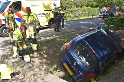 Auto belandt in sloot in Nederhemert, gewonde bestuurder door brandweer uit voertuig gehaald