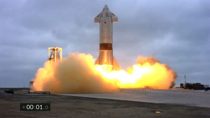 De Starship SN15 bij het opstijgen.