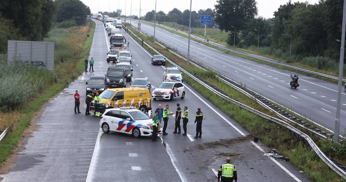 Automobilist zwaargewond bij ongeluk op A59 Waalwijk richting Den Bosch, snelweg dicht.