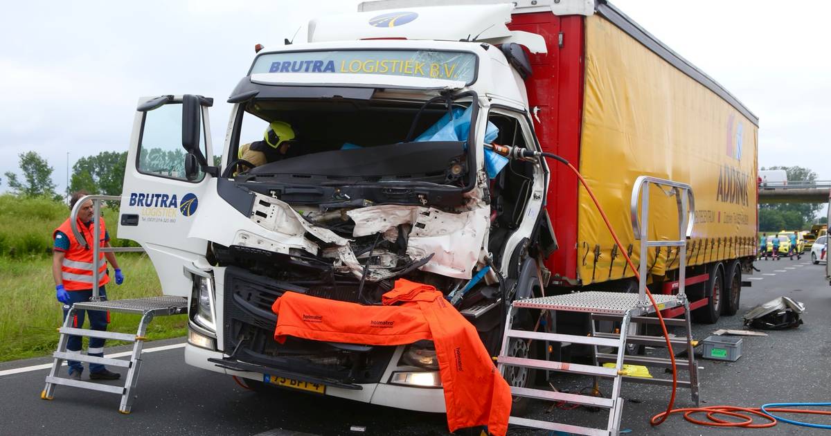 Botsing tussen vrachtwagens op de A50 leidde tot vertraging en ravage: brandweer haalt beknelde chauffeur uit cabine.