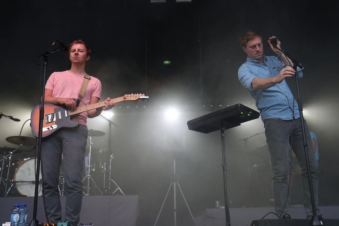 Lionel Vancauwenberghe et Antoine Wielemans, sur scène avec Girls In Hawaii, en 2018