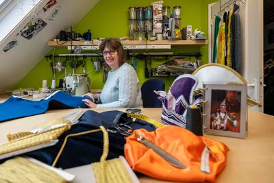 Bianca naait luxe carnavalskleding: ‘Het zou leuk zijn als er eens een prinses wordt gekozen. Een ju