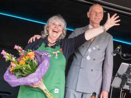 Burgemeester verrast ‘Miss Middelburg’ op een podium op de Markt