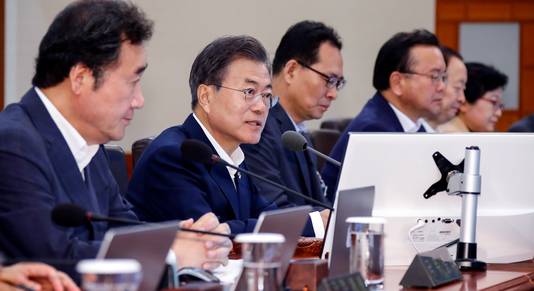 De Zuid-Koreaanse president Moon Jae-in (tweede van links heeft er een slapeloze nacht opzitten voorafgaand aan de top waar hij zelf niet bij aanwezig is.
